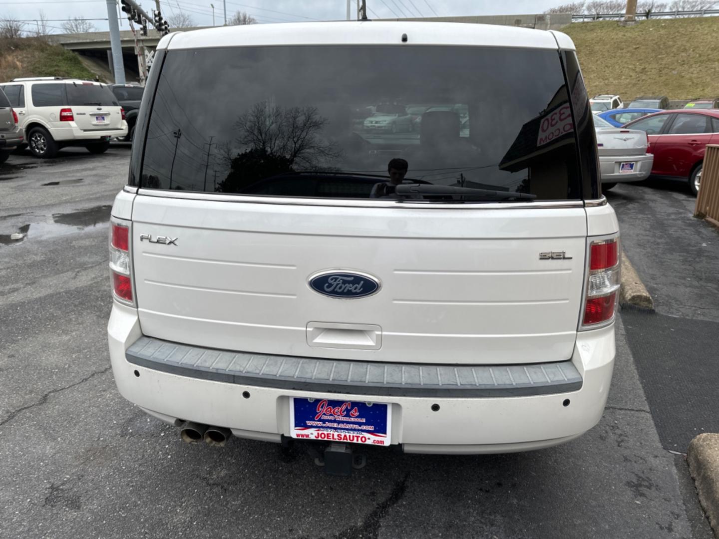 2011 WHITE Ford Flex SEL FWD (2FMGK5CC4BB) with an 3.5L V6 DOHC 24V engine, 6-Speed Automatic Overdrive transmission, located at 5700 Curlew Drive, Norfolk, VA, 23502, (757) 455-6330, 36.841885, -76.209412 - Photo#2